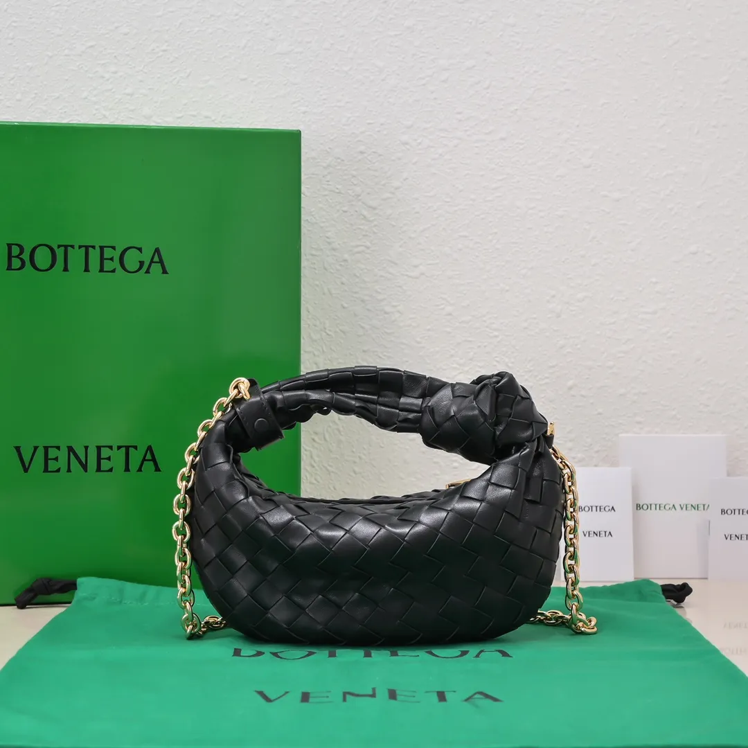 Batch 1220 Ready Stock/Black Hello everyone, I have a new name, it’s called chain jodie. Jodie’s chain clause ~ can finally be carried on the shoulder. It is based on the original bag type and adds a chain shoulder strap, and it is detachable! It's equivalent to spending one dollar to buy two bags. As the ace cutie of BV family, I really have no choice but to buy one! This bag of ours is really the same as ZP. You can wear it with a small amount of money~ Original sheepskin➕all steel hardware 28×23×8cm, model: 6699-9#
